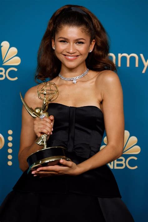 赞达亚获艾美奖剧情类最佳女主 成史上最年轻得主